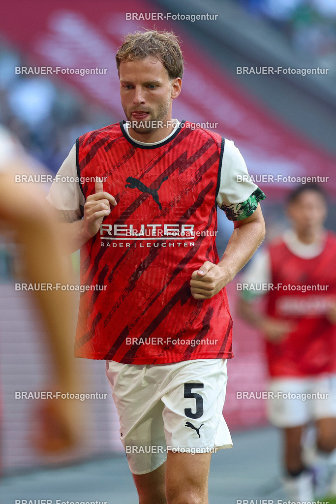 Borussia Mönchengladbach vs Hamburger SV - Bundesliga  | Mönchengladbach, Deutschland, 24.08.25:   Marvin Friedrich (Borussia Mönchengladbach) schaut waehrend des Spiels der Bundesliga zwischen Borussia Mönchengladbach vs Hamburger SV im Stadion im Borussia Park(Foto von Brauer-Fotoagentur / Adrian Schlueter)