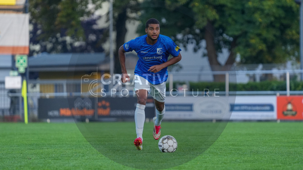 Fußball, Herren, Saison 2025/2026, Regionalliga Nordost, 6. Spieltag, FSV 63 Luckenwalde vs. VSG Altglienicke, Freitag 28.08.2025, Werner-Seelenbinder-Stadion Luckenwalde | Fußball, Herren, Saison 2025/2026, Regionalliga Nordost, 6. Spieltag, FSV 63 Luckenwalde vs. VSG Altglienicke, Freitag 28.08.2025, Werner-Seelenbinder-Stadion Luckenwalde, Im Bild: David Kebe (Altglienicke) - Realisiert mit Pictrs.com