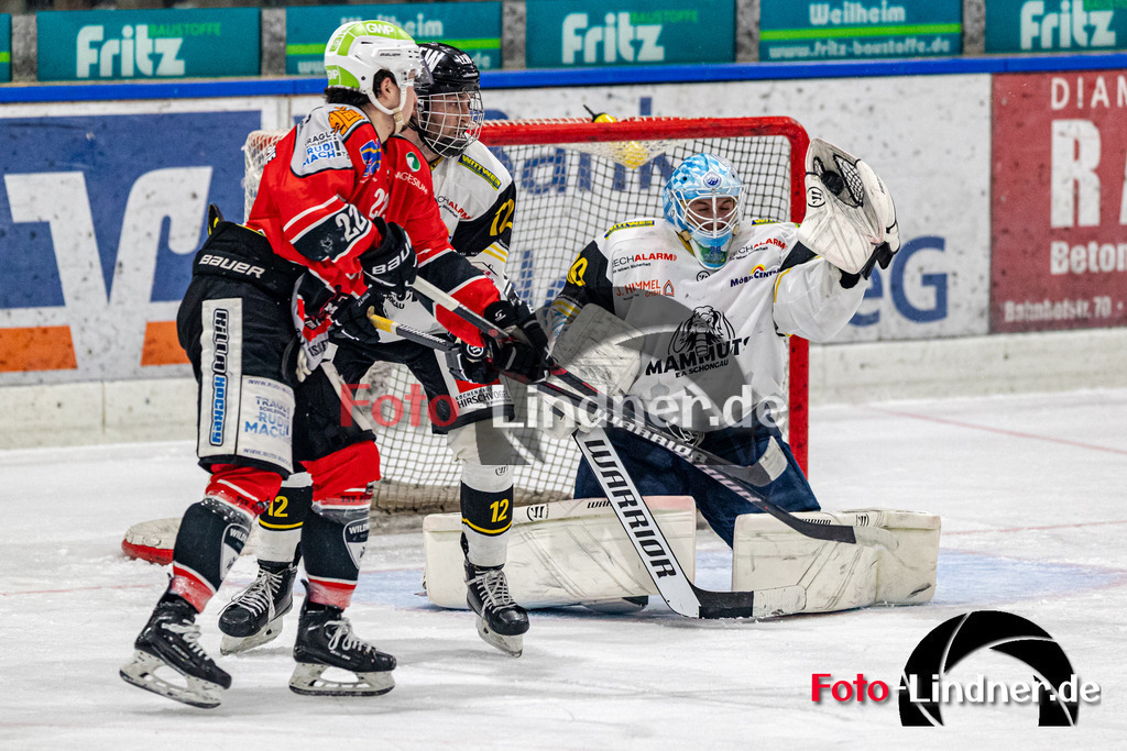 TSV Peißenberg Miners vs EA Schongau Mammuts | Eishockey Bayernliga 2023/2024, TSV Peißenberg Miners vs EA Schongau Mammuts, 20231215,
Sicher gefangen von Xaver NAGEL (Mammuts Goali 80),
2023-12-15 in Peißenberg (Eisstadion)
22 Sinan ONDÖRTOGLU (Miners 22), 12 Jonas LAUTENBACHER (Mammuts 12), 80 Xaver NAGEL (Mammuts Goali 80)
Copyright: WolfgangxLindner foto-lindner.de