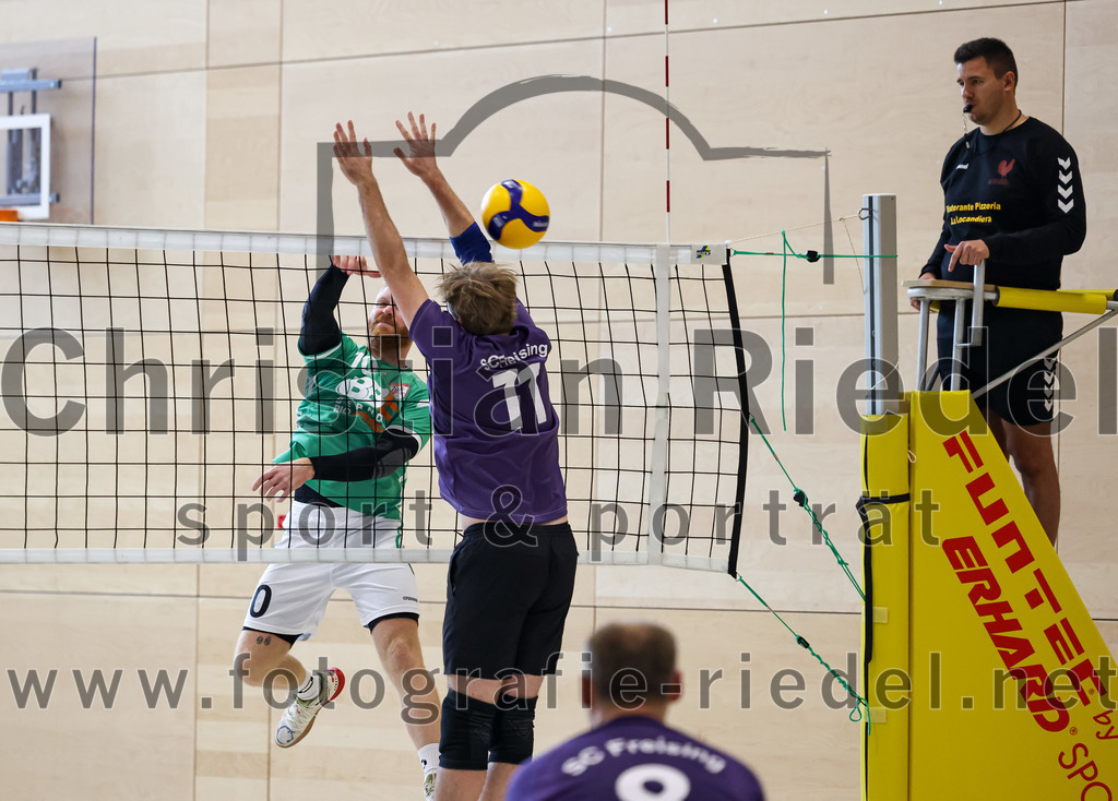 2022-11-12_061_TuS_Oberding_gegen_SC_Freising_II | Oberding, Deutschland, 12.11.2022:
Volleyball, Bezirksliga Ost 2022 / 2023, 7. Spieltag, TuS Oberding gegen MTV Pfaffenhofen II, Endergebnis: 3:2

Benedikt Lösch (TuS Oberding, #10), Wolfgang Zeitlhöfler (SC Freising, #11)

Foto: Christian Riedel / fotografie-riedel.net