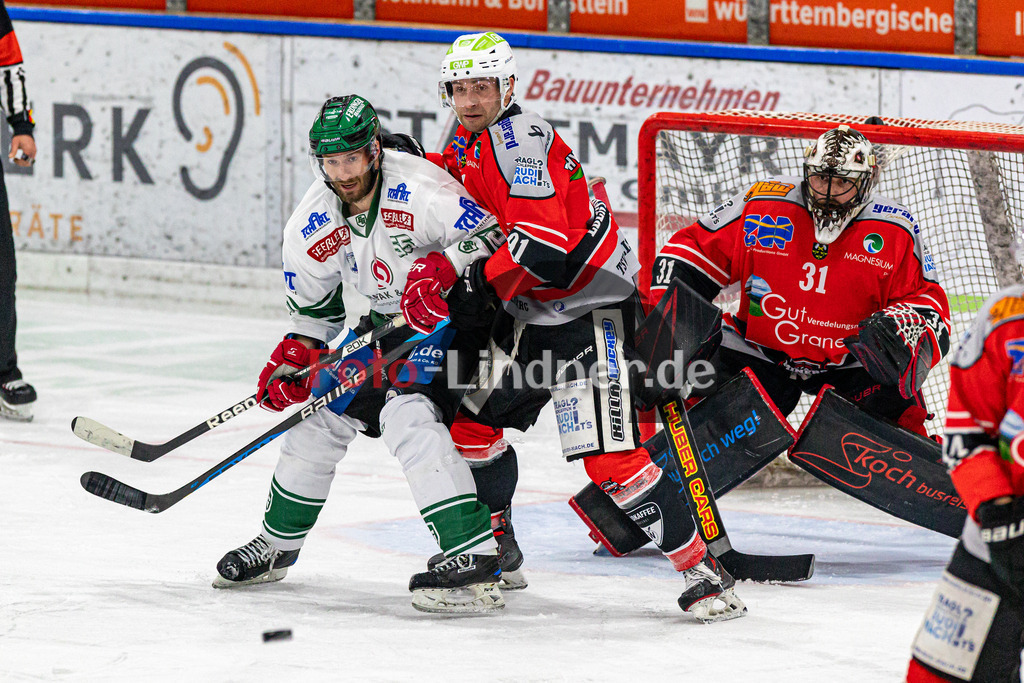 TSV Peißenberg Miners vs TSV Erding Gladiators | Eishockey Bayernliga 2023/2024, TSV Peißenberg Miners vs TSV Erding Gladiators, 20240107,
Verteidigung durch Dominik EBENTHEUER (Miners 91),
2024-01-07 in Peißenberg (Eisstadion)
55 Petr POHL (Gladiators 55), 91 Dominik EBENTHEUER (Miners 91), 31 Korbinian SERTL (Miners Goali 31)
Copyright: WolfgangxLindner foto-lindner.de