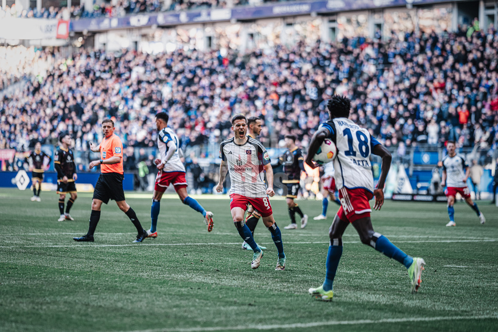Fußball | Männer | Saison 2023/2024 | 2. Fußball-Bundesliga | 19. Spieltag | Hamburger SV vs. Karlsruher SC | 28.01.2024 | v.l. Laszlo Benes (#8, HSV) jubelt nach dem Tor von Bakery Jatta (#18, HSV)