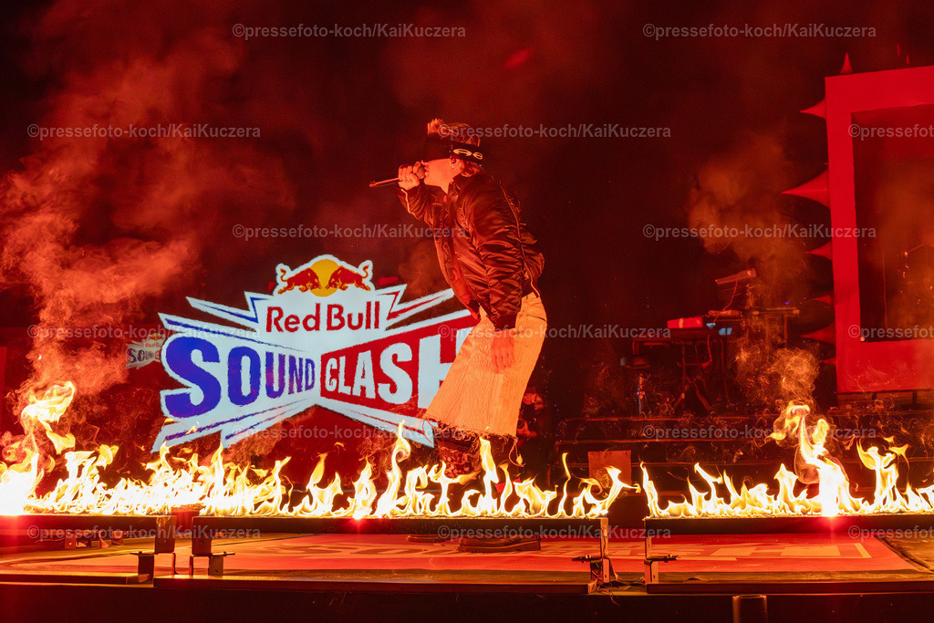 KKU13122401009 | 13.12.2024, xkkux, Düsseldorf, Red Bull Soundclash, PSD Bank Dome, Konzert von Ski Aggu und 01099 gegen Summer Cem und KC Rebell, Im Bild Feuershow Performance von Ski Aggu 