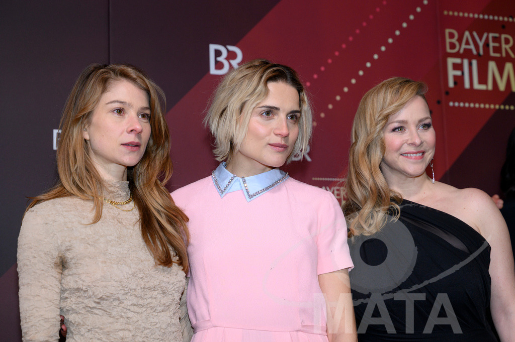 _DWI5395 | Lea Ruckpaul, Mala Emde und Jasmin Schwiers bei der Verleihung des 47. Bayerischen Filmpreises 2026  im Prinzregententheater. München, Deutschland. Der Bayerische Filmpreis wird seit 1979 von der Bayerischen Staatsregierung verliehen, um die Bedeutung des Kinofilms als Kulturgut herauszustellen - Realisiert mit Pictrs.com
