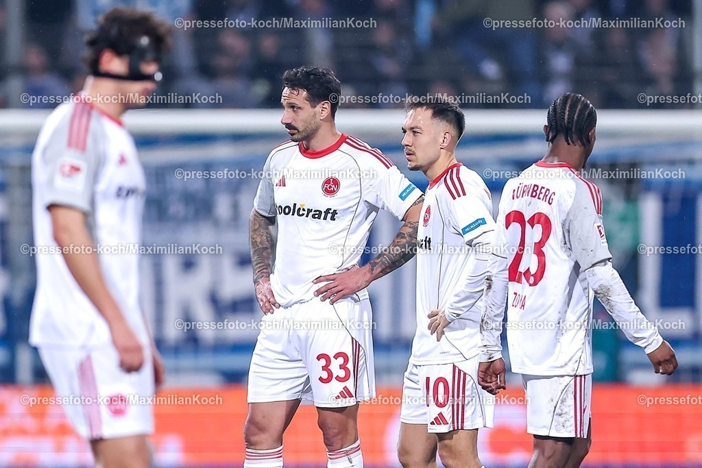 BOC20022601016 | 20.02.2026, Fußball, VfL Bochum - 1. FC Nürnberg, 2. Fußball Bundesliga, 23. Spieltag, Vonovia Ruhrstadion, Saison 2025 2026: Adriano Grimaldi (1FC Nuernberg #33) Julian Justvan&nbsp;(1FC Nuernberg #10) Mohamed Alì Zoma&nbsp;(1FC Nuernberg #23) enttäuscht Enttäuschung  DFB regulations prohibit any use of photographs as image sequences and or quasi-video.