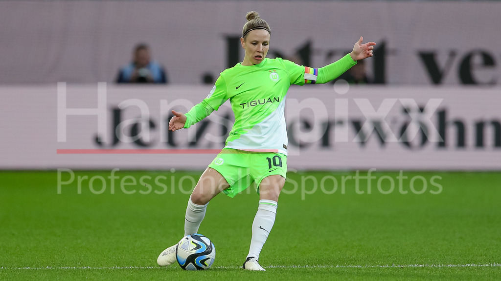 Fussball, Google Pixel Frauen-Bundesliga, VfL Wolfsburg - FC Bayern München | v.li.: Svenja Huth (VfL Wolfsburg, 10) am Ball, Freisteller, Einzelbild, Ganzkörper, Aktion, Action, Spielszene, DIE DFB-RICHTLINIEN UNTERSAGEN JEGLICHE NUTZUNG VON FOTOS ALS SEQUENZBILDER UND/ODER VIDEOÄHNLICHE FOTOSTRECKEN. DFB REGULATIONS PROHIBIT ANY USE OF PHOTOGRAPHS AS IMAGE SEQUENCES AND/OR QUASI-VIDEO.