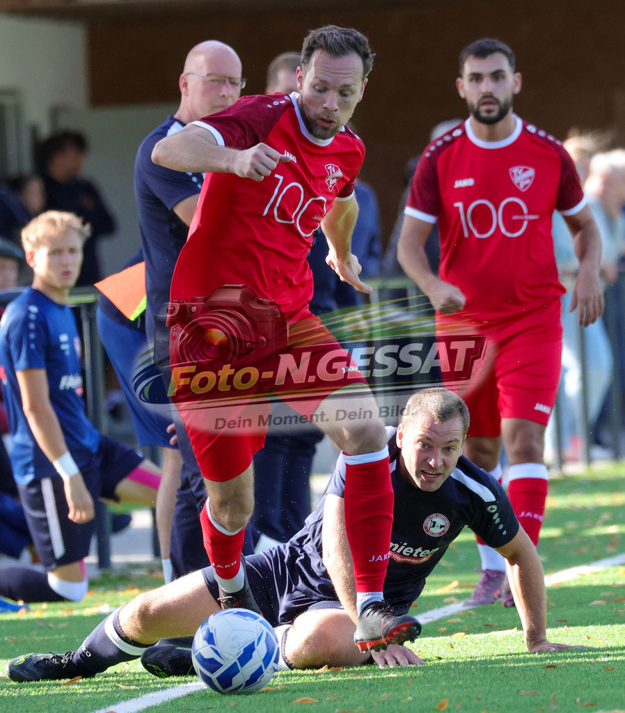 VfL Holsen - TV Elverdissen | Auf dem Bild zu sehen: schwarz VfL Holsen: Marcel Fleer ; rot TV Elverdissen: Thomas Barthel VfL Holsen, TV Elverdissen, Saison 26/27, Kreisliga A, Holsen, Deutschland - Realisiert mit Pictrs.com