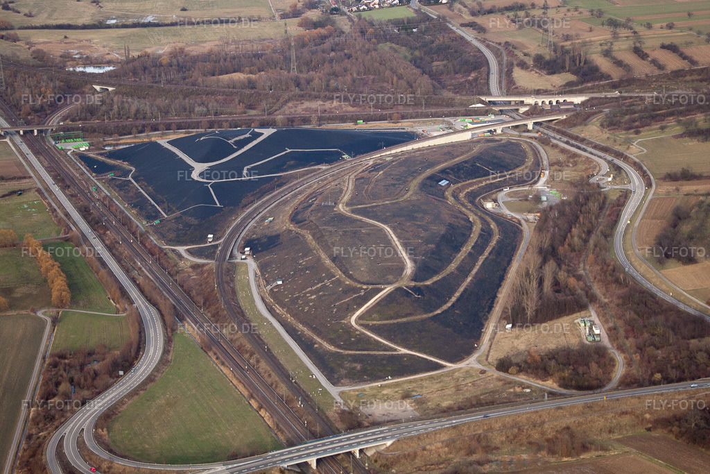 Luftbild: Gelände der aufgeschütteten Mülldeponie BRLK Gesellschaft für Biomüll und Recycling im Ortsteil Untergrombach in Bruchsal im Bundesland Baden-Württemberg in Deutschland. Foto: IMG_24682.jpg vom 27.02.2010 durch Werner Riehm/FLY-FOTO.de