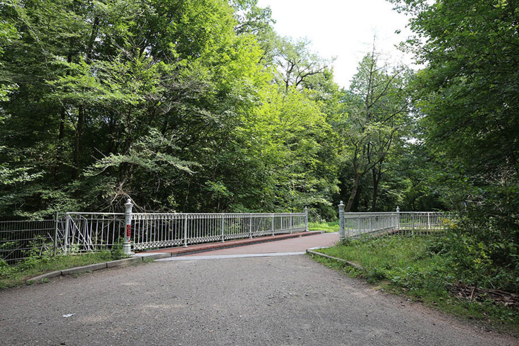 Floßgraben - Weiße Brücke | Entdecke über 20 Kategorien Leipzig-Motive: Foto-Downloads, hochwertige Poster, Leinwand- & Fine-Art-Prints. Jetzt Lieblingsfoto im Bildlexikon Leipzig Shop bestellen!