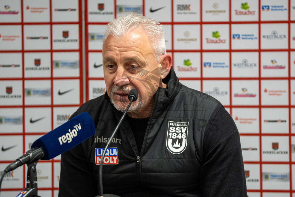 SG Sonnenhof Grossaspach vs. SSV Ulm 1846 Fussball, Fussball, WFV-Pokal, Viertelfinale, 01.04.2026 | Pavel Dotchev (Trainer SSV Ulm 1846 Fussball) bei der Pressekonferenz nach der Niederlage,SG Sonnenhof Grossaspach vs. SSV Ulm 1846 Fussball, Fussball, WFV-Pokal, Viertelfinale, 01.04.2026