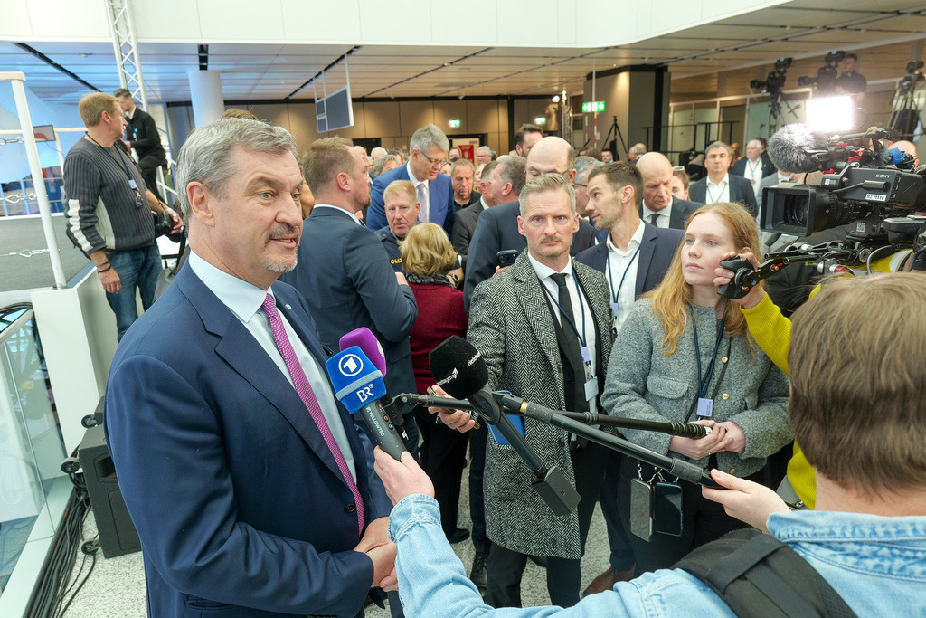 Flughafen | München - Eröffnung Terminal 1 Pier , neue Anbau am Münchener Flughafen , 13 April 2026. Im Bild: Bundesminister für Verkehr Patrick Schnieder , Bayerischer Miinisterpräsident Markus Söder , Bayerischer Staatsminister für Finanzen , Vorsitzender Geschäftsführung Flughafen München Jost Lammers , Referent für Arbeit und Wirtschaft Landeshauptstadt München Christian Scharpf - Realisiert mit Pictrs.com