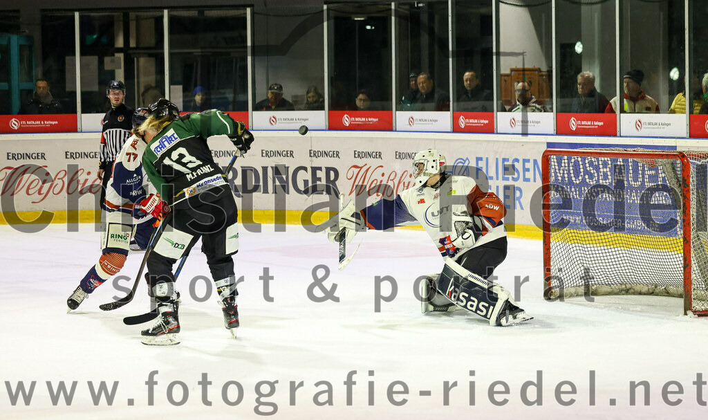 2023-03-07_143_TSV_Erding_gegen_ESC_Kempten | Erding, Deutschland, 07.03.2023:
Eishockey, Bayernliga Playoffs 2022 / 2023, Viertelfinale, TSV Erding gegen ESC Kempten, Endergebnis: 9:3

Michael Franz (Erding Gladiators, #13), Torwart David Blaschta (ESC Kempten, #1)

Foto: Christian Riedel / fotografie-riedel.net