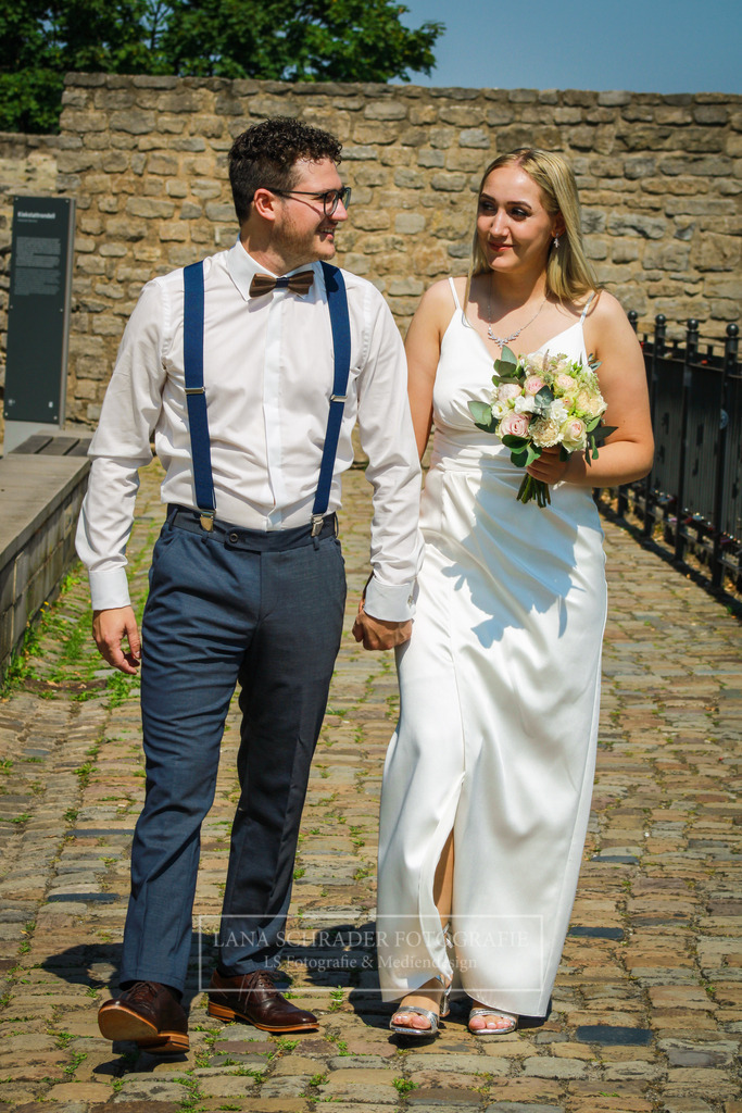 Hochzeit Sven _ Evi 30.06.22 Standesamt-17 | lanaschraderfotografie - Realisiert mit Pictrs.com