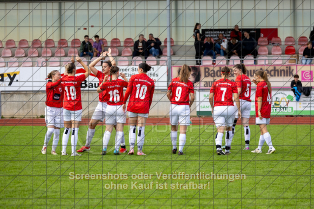 20250928_130313_0056 | #,1.FC Donzdorf (schwarz) vs. TV Derendingen (rot), Fussball, Frauen-Verbandsliga Württemberg, 03. Spieltag, Saison 2025/2026, Rasenplatz Lautertal Stadion, Süßener Straße 16, 73072 Donzdorf, 28.09.2025 - 13:00 Uhr,Foto: PhotoPeet-Sportfotografie/Peter Harich