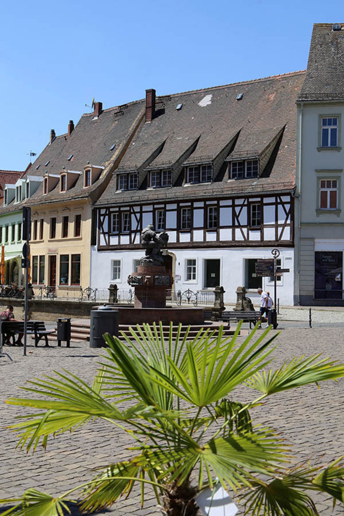 Wurzen - Blick vom Markt zu Ringelnatzbrunnen und Domgasse | Entdecke über 20 Kategorien Leipzig-Motive: Foto-Downloads, hochwertige Poster, Leinwand- & Fine-Art-Prints. Jetzt Lieblingsfoto im Bildlexikon Leipzig Shop bestellen!