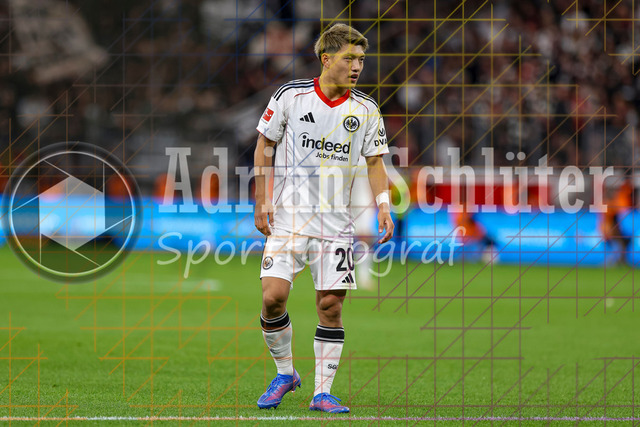 Bayer 04 Leverkusen vs Eintracht Frankfurt - Bundesliga  | Leverkusen, Deutschland, 12.09.25:   Ritsu Doan (Eintracht Frankfurt) schaut waehrend des Spiels der Bundesliga zwischen  Bayer 04 Leverkusen vs Eintracht Frankfurt in der BayArena(Foto von Brauer-Fotoagentur / Adrian Schlueter)