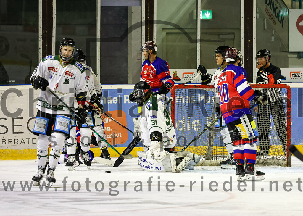 2022-09-09_061_TSV_Erding_gegen_Deggendorfer_SC | Erding, Deutschland, 09.09.2022:
Eishockey, Bayernliga 2022 / 2023, Testspiel, TSV Erding gegen Deggendorfer SC, Endergebnis: 2:5

Florian Zimmermann (Erding Gladiators, #5), Torwart Christoph Schedlbauer (Erding Gladiators, #31), Jonas Stern (Deggendorfer SC, #20)

Foto: Christian Riedel / fotografie-riedel.net