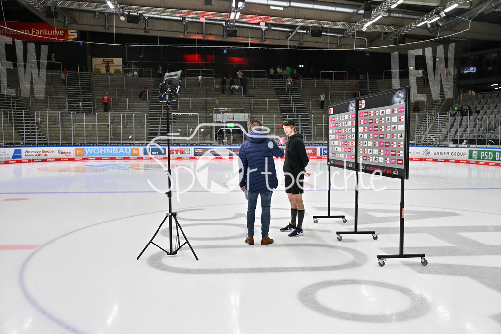 Augsburger Panther - Fischtown Pinguins | beim Interview von Magentasport Ziga JEGLIC (Fischtown Pinguins 13) / Freisteller / Einzelfoto / DEL: Augsburger Panther - Fischtown Pinguins, Curt Frenzel Stadion am 08.01.2025