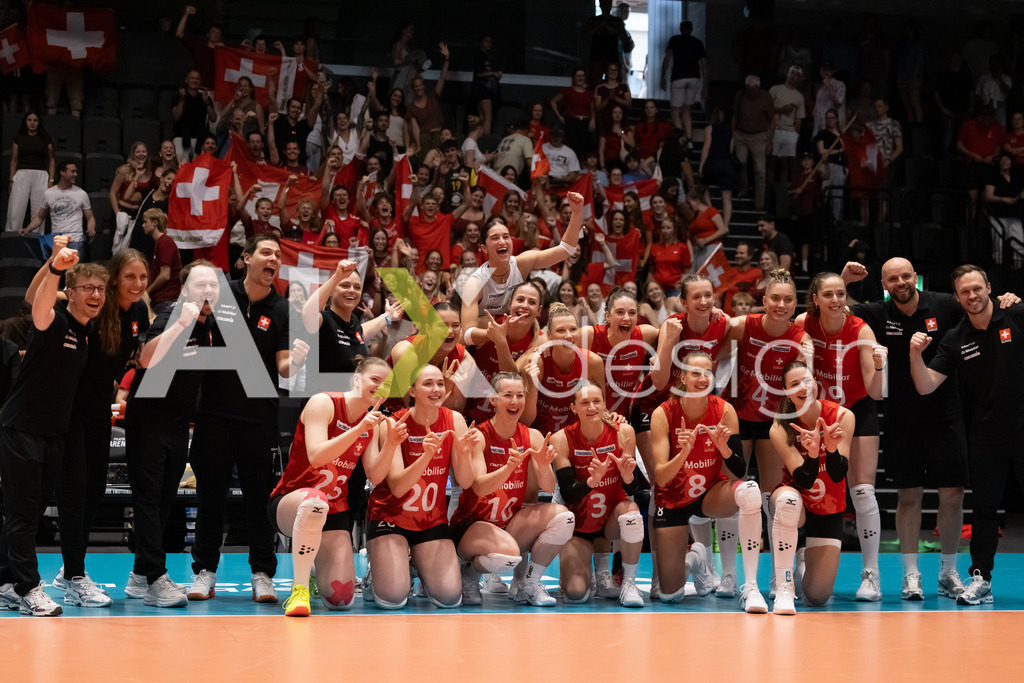 Austria v Switzerland - CEV European League Women | KRIENS, SWITZERLAND - JUNE 14: Team of Switzerland Winning Photo with Fans during the CEV European League match between Austria and Switzerland at Pilatus Arena on June 14, 2026 in Kriens, Switzerland. - Realisiert mit Pictrs.com