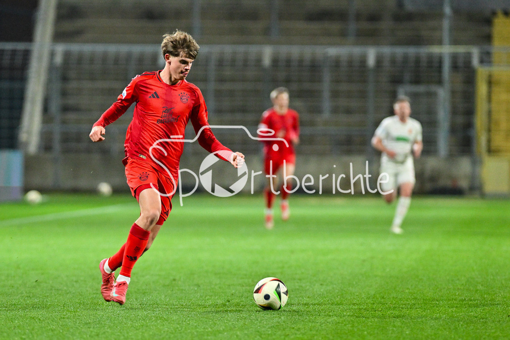FC Bayern Amateure - FC Augsburg II | am Ball Guido DELLA ROVERE (FC Bayern München II #10) / Einzelfoto / Freisteller / Regionalliga Bayern: FC Bayern Muenchen II - FC Augsburg II, Gruenwalder Stadion am 14.03.2025