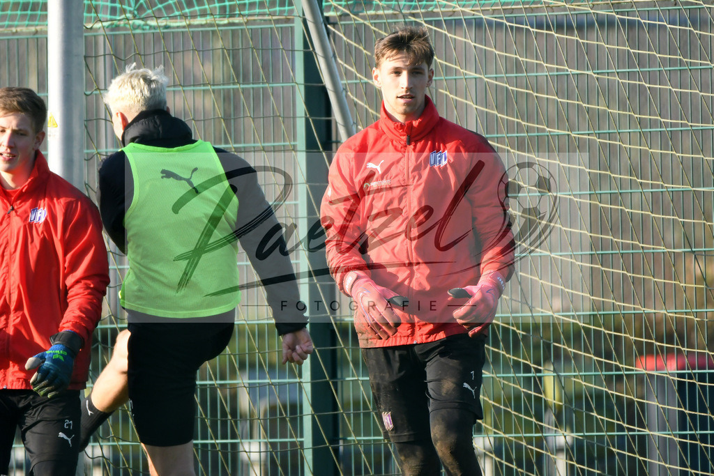 20200207_TRAOSN_0086 | Fußball, Herren: Torhueter Nils Koerber (VfL Osnabrueck) schaut waehrend der Trainingseinheit des VfL Osnabrueck im Sportpark Illoshoehe am 07.02.2020 in Osnabrueck, Deutschland. - Realisiert mit Pictrs.com
