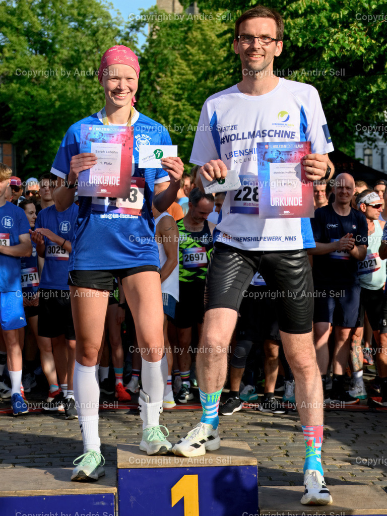 Z8D_0219 | Schnellste Neumünsteraner beim 5km Holsten-Galerie-Lauf wurden LABAHN Sarah (SG Wift Neumünster) &amp; HOFFMANN Matthias (Lebenshilfe Neumünster) / Siegerehrung / Holstenköstenlauf 2025 / Kleinflecken / 24534 Neumünster / 13.06.25 - Realisiert mit Pictrs.com