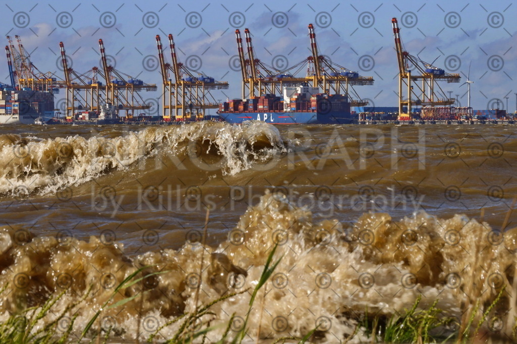Containerterminal Bremerhaven | Containerschiffe werden am Containerterminal am Hafen von Bremerhaven beladen. Die Weser vermischt sich am Containerhafen von Bremerhaven mit der Nordsee. Die Wellen der Flut branden am Ufer bei Nordenham, gegenüber von Bremerhaven.