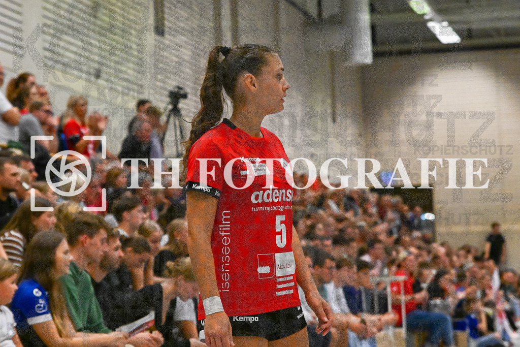 DEU, HSG Freiburg - TG Nuertingen, Handball, 2. Handball-Bundesliga, Saison 2023/2024, 04. Spieltag, Saison 2023/2024, 07.10.2023 | Nele Emmenecker (HSG Freiburg, #05)

DEU, HSG Freiburg - TG Nuertingen, Handball, 2. Handball-Bundesliga, Saison 2023/2024, 04. Spieltag, Saison 2023/2024, 07.10.2023

Foto: Eibner-Pressefoto/Thomas Hess