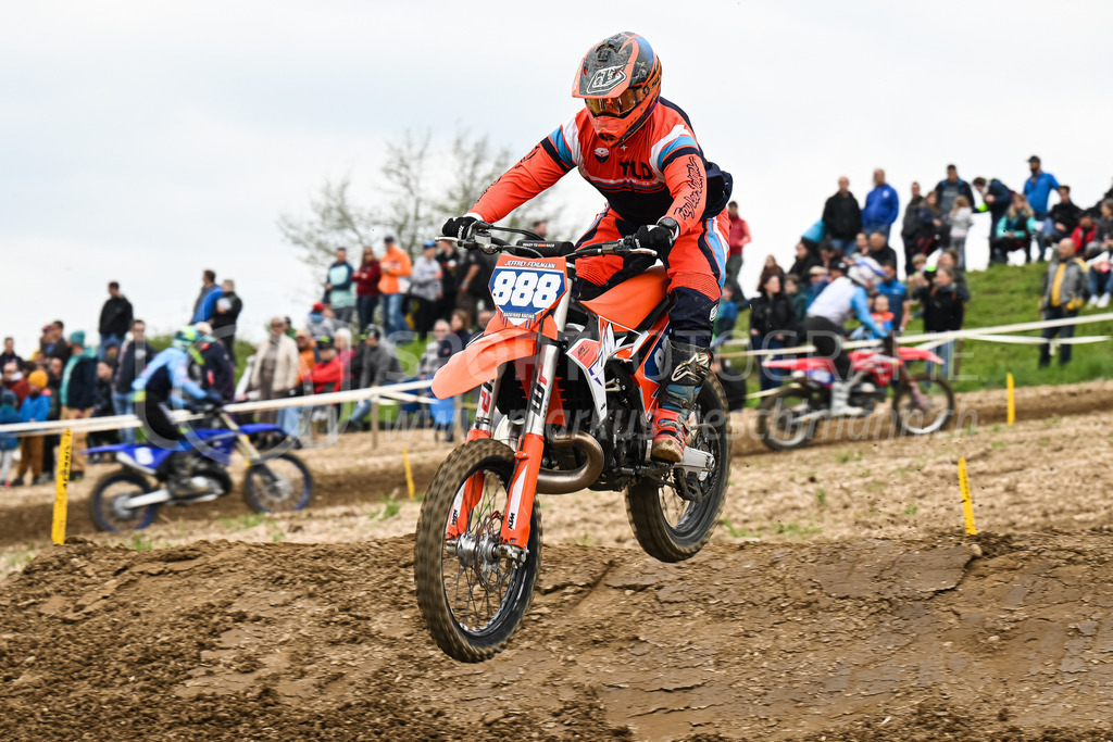 Motocross Schlatt bei Winterthur - 30. April 2023 | #888 Fehlmann Jeffrey aus Reitnau (CH) auf KTM in der Kategorie Senioren am Motocross Schlatt bei Winterthur, 30. April 2023. 
Instagram: @mx_schlatt | @mc_wila | @sam_schweiz
Bild: Sportfotografie Markus Aeschimann | www.markus-aeschimann.ch - Realisiert mit Pictrs.com