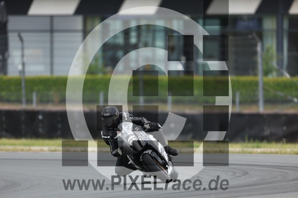 0344-20250616_00081 | Schöne Erinnerungen an spannende Momente - das festzuhalten ist unser Job. PIXELrace.de ist seit 2003 auf den Rennstrecken Europas unterwegs um die Action draußen beim Fahren und die wunderbare Stimmung imm Fahrerlager für euch einzufangen.