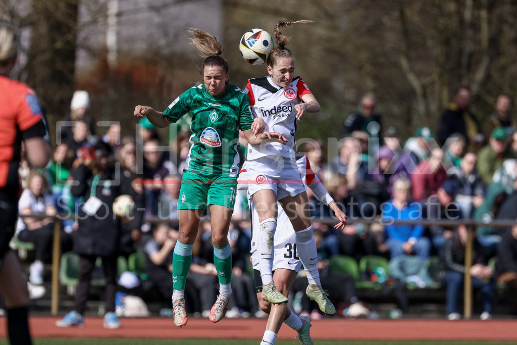 Fussball, Google Pixel Frauen-Bundesliga, SV Werder Bremen - Eintracht Frankfurt | v.li.: Maja Sternad (SV Werder Bremen, 11) und Sophia Kleinherne (Eintracht Frankfurt, 4) im Kopfballduell, Kopfball, Zweikampf, Action, Aktion, Spielszene, DIE DFB-RICHTLINIEN UNTERSAGEN JEGLICHE NUTZUNG VON FOTOS ALS SEQUENZBILDER UND/ODER VIDEOÄHNLICHE FOTOSTRECKEN. DFB REGULATIONS PROHIBIT ANY USE OF PHOTOGRAPHS AS IMAGE SEQUENCES AND/OR QUASI-VIDEO.