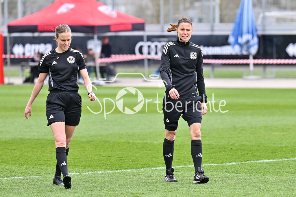 FC Ingolstadt - SSV Ulm 1846 Fussball  | INGOLSTADT, GERMANY - 25. MAERZ: im Bild Schiedsrichterin Davina LUTZ und Linienrichterin Daniela GÖTTLINGER vor dem Testspiel zwischen dem FC Ingolstadt und dem SSV Ulm 1846 Fussball auf Platz 4 am Audi Sportpark