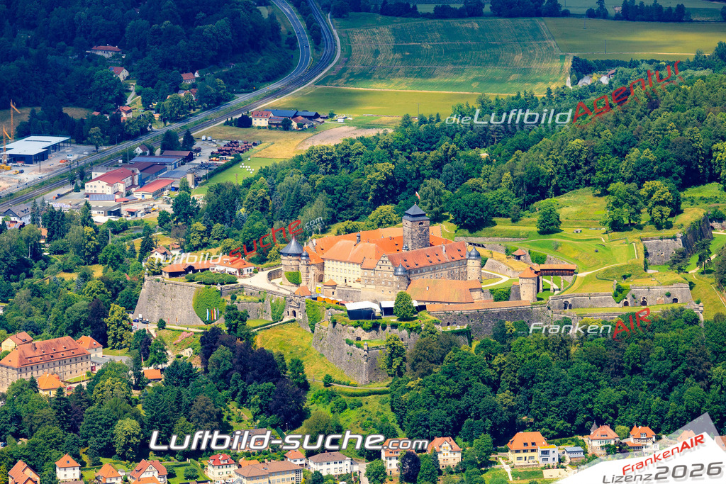 Die Luftaufnahme der Stadt Kronach wurde vom UL-Flugzeug heraus erstellt ( keine Drohne )- hohe Auflösung für beste Qualität