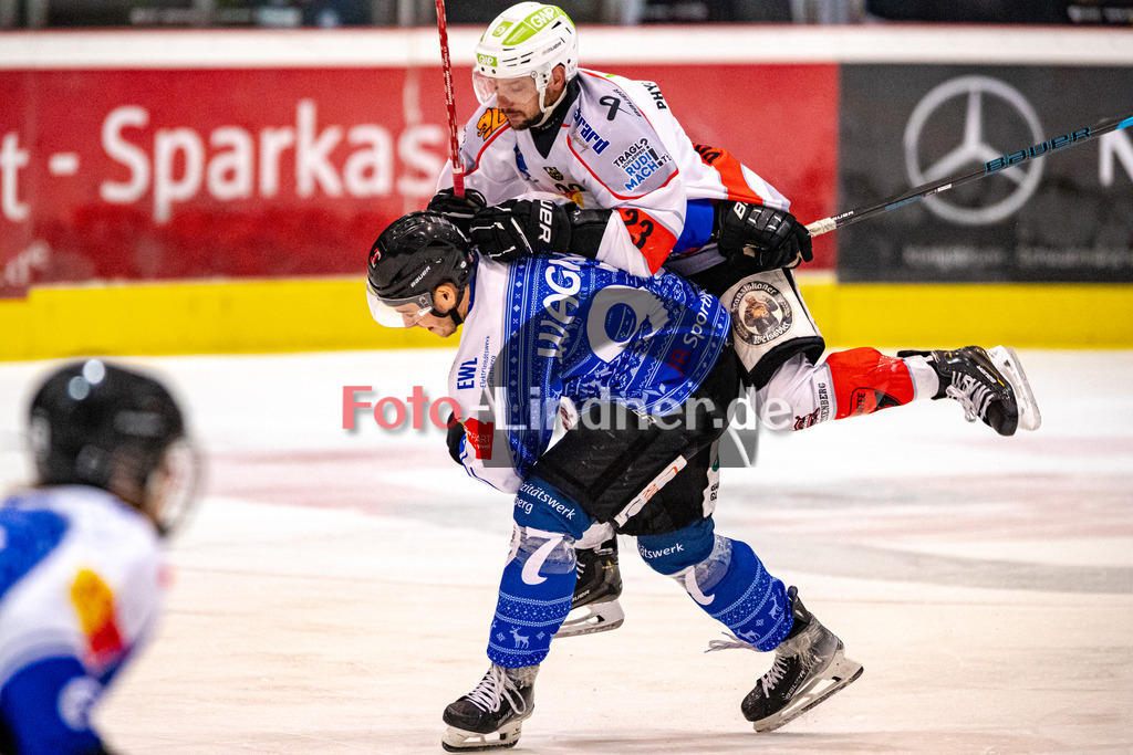 HC Landsberg Riverkings vs TSV Peißenberg Miners | Eishockey Bayernliga 2023/2024, HC Landsberg Riverkings vs TSV Peißenberg Miners, 20231217,
Duell zwischen Frantisek WAGNER (HCL 97) und Dejan VOGL (Miners 23),
2023-12-17 in Landsberg (Eisstadion)
97 Frantisek WAGNER (HCL 97), 23 Dejan VOGL (Miners 23)
Copyright: WolfgangxLindner foto-lindner.de