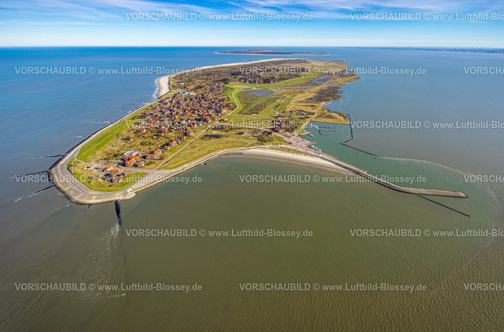 Aurich251105202Baltrum | Luftbild, Gesamtansicht der Ostfriesischen Insel Baltrum, Hafen Baltrum und Hafenmole, Fernsicht und blauer Himmel mit Horizont, Baltrum, Norddeutschland, Ostfriesland, Niedersachsen, Deutschland