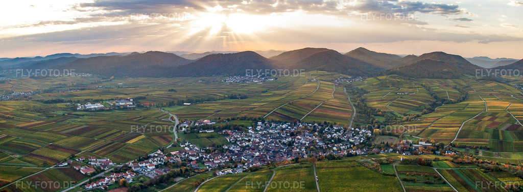 Luftbild: Südpfalzpanorama am Abend bis Ranschbach in Ilbesheim bei Landau im Bundesland Rheinland-Pfalz in Deutschland.Foto: IMG_60385-Bearbeitet.jpg vom 22.10.2013 durch Werner Riehm/FLY-FOTO.deAuflösung des Originals: 7902 x 2910 px