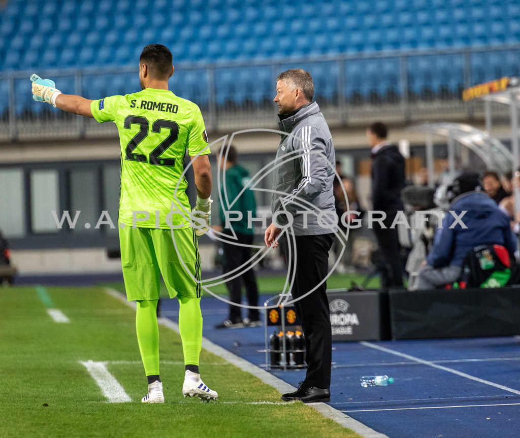 LASK Linz vs Manchester United | Linz, AUSTRIA 12.03.20 - SOCCER-EURO LEAGUE, LASK Linz vs Manchester United  Image shows: Sergio Romero (MANU) and Ole Gunnar Solskjær (COACH MANU)
Photo: Sportmediapics.com/ Andreas Willdoner