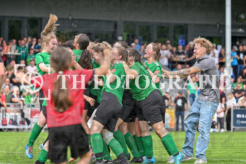 GER, FC Hauingen - SV Waldhaus, Frauen-Fussball, Rothaus Bezirkpokal, Finale, Saison 2024/2025, 29.05.2025 | Jubel nach dem Sieg im ElfmeterschiessenGER, FC Hauingen - SV Waldhaus, Frauen-Fussball, Rothaus Bezirkpokal, Finale, Saison 2024/2025, 29.05.2025Foto: TH Fotografie/Thomas Hess