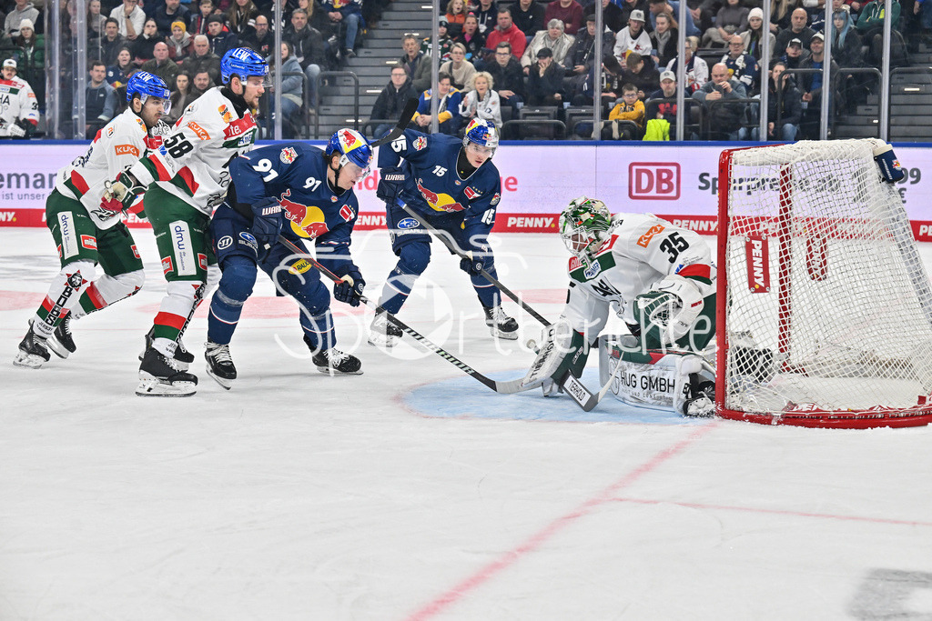 EHC RB München - Augsburger Panther | Maximilian RENNER (Augsburger Panther #58) verhindert zusammen mit Markus KELLER (Augsburger Panther #35) ein Tor von Filip VAREJCKA (EHC RB Muenchen 91) / Zweikampf / DEL: EHC RB Muenchen - Augsburger Panther, SAP Garden am 23.11.2024