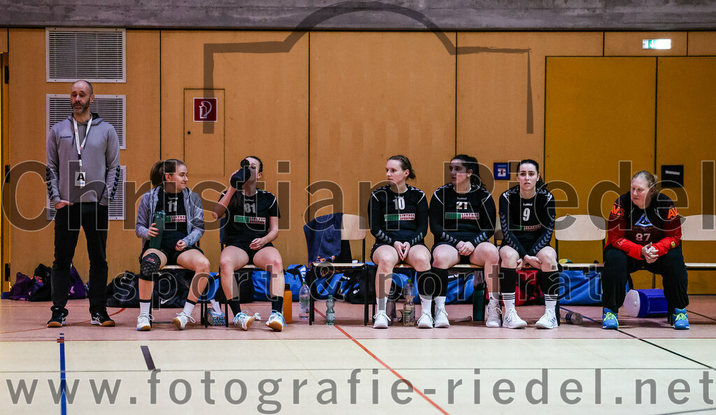 2024-01-27_060_SpVgg_Altenerding_gegen_HSG_Schwab-kirchen | Erding, Deutschland, 27.01.2024:
Handball, Bezirksoberliga Frauen Altbayern 2023 / 2024, 12. Spieltag, SpVgg Altenerding gegen HSG Schwab/kirchen, Endergebnis: 39:28

Trainer Mike Lehnert (HSG Schwab/kirchen), Sandra Frimmer (HSG Schwab/kirchen, #11), Veronika Gasteiger (HSG Schwab/kirchen, #81), Johanna Hecht (HSG Schwab/kirchen, #10), Emma Britz (HSG Schwab/kirchen, #21), Katharina Britz (HSG Schwab/kirchen, #9)

Foto: Christian Riedel / fotografie-riedel.net