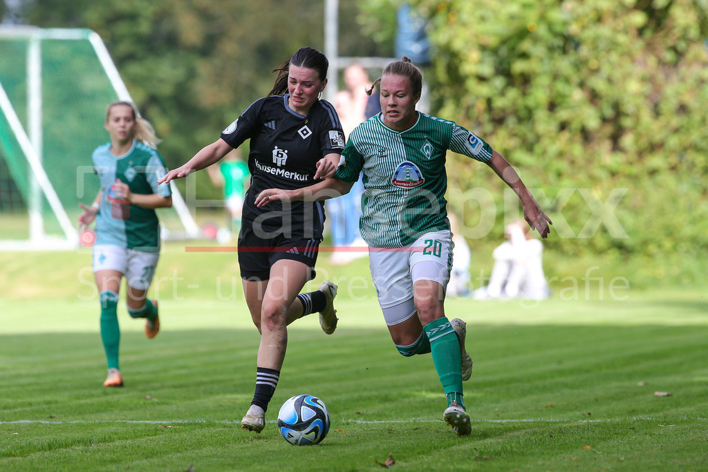 Fussball, Testspiel Frauen, Hamburger SV - SV Werder Bremen | v.li.: Nele Karowski (Hamburger SV, 18) und Christin Meyer (SV Werder Bremen, 20) im Laufduell, Zweikampf, Duell, Dynamik, Aktion, Action, Spielszene