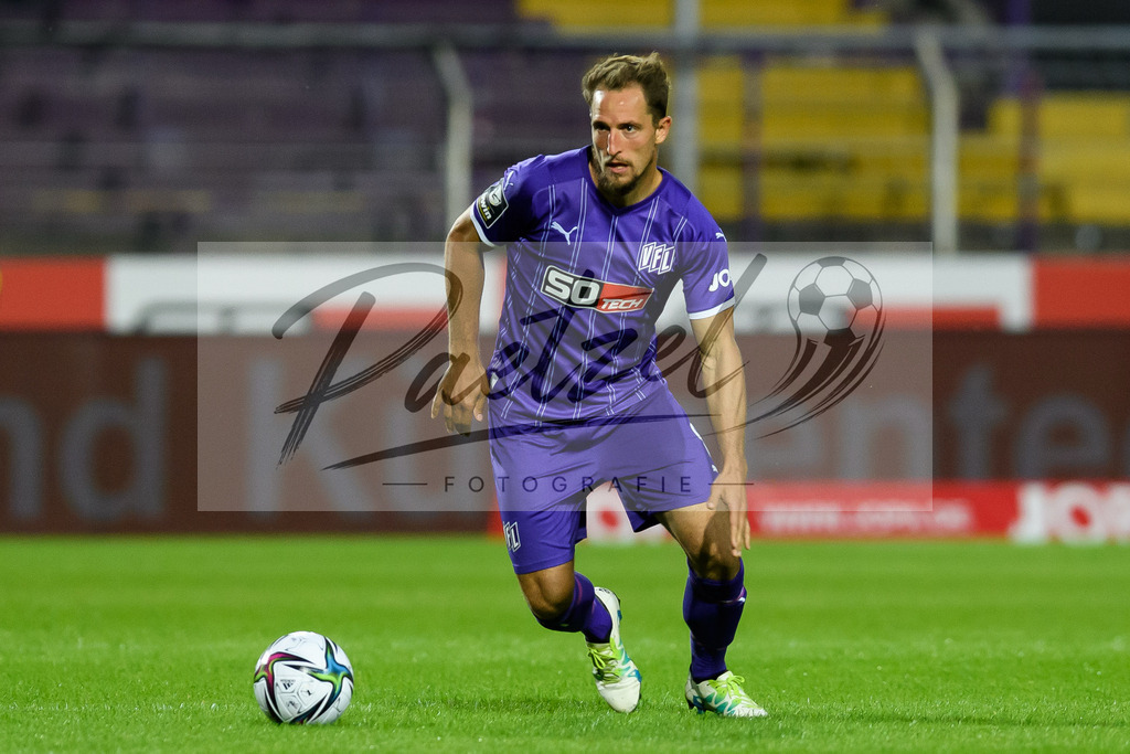 OSNVKO2021090620210906_146 | Fussball, Herren: Ulrich Taffertshofer (VfL Osnabrueck) in Aktion, am Ball, Einzelaktion beim Spiel der 3. Liga zwischen VfL Osnabrueck und FC Viktoria Koeln im Stadion an der Bremer Bruecke am 06.09.2021 in Osnabrueck, Deutschland.DFB / DFL REGULATIONS PROHIBIT ANY USE OF PHOTOGRAPHS AS IMAGE SEQUENCES AND/OR QUASI-VIDEO. - Realisiert mit Pictrs.com