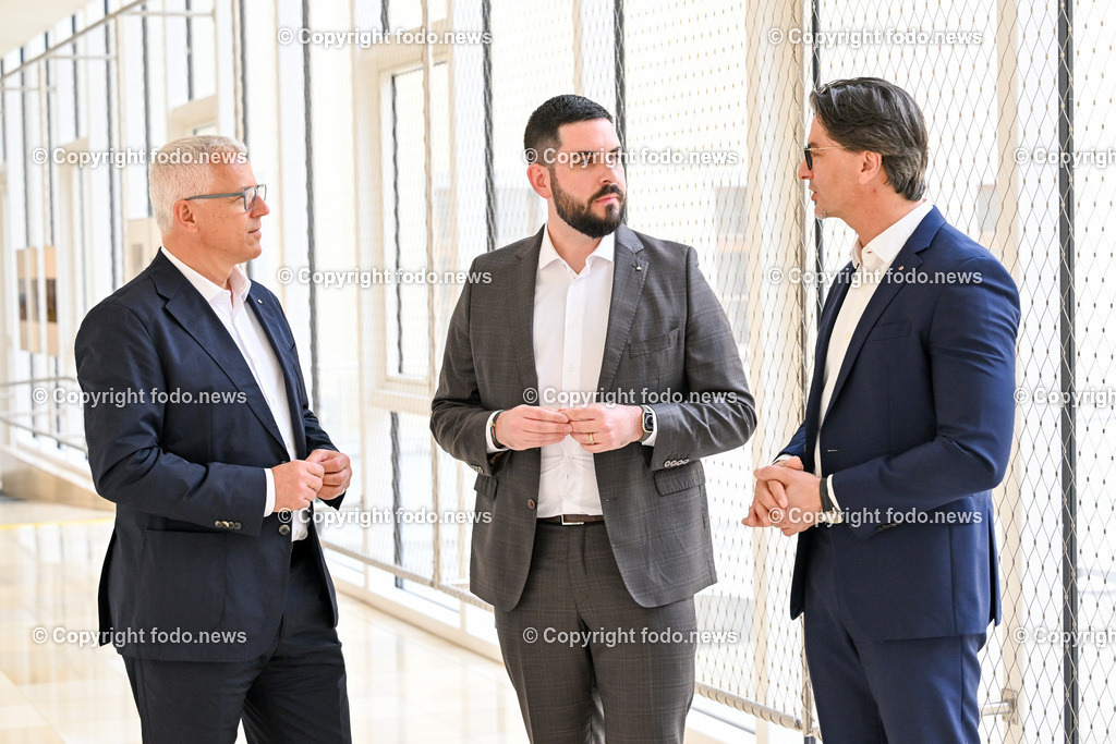 Pressekonferenz Hoedlmayr International GmbH_ 17.04.2024-11 | 17.04.2024, Presseclub Linz, AUT, Pressekonferenz Hoedlmayr International AG, Wirkungsvolle Strategien, verlässlicher Partner - Hoedlmayr baut Marktstellung weiter aus, im Bild Andreas Sundl (COO Hoedlmayr International GmbH), Johannes Alexander Hoedlmayr (designierter Geschaeftsfuehrer Hoedlmayr International GmbH), Robert Horvath (CFO Hoedlmayr International GmbH)