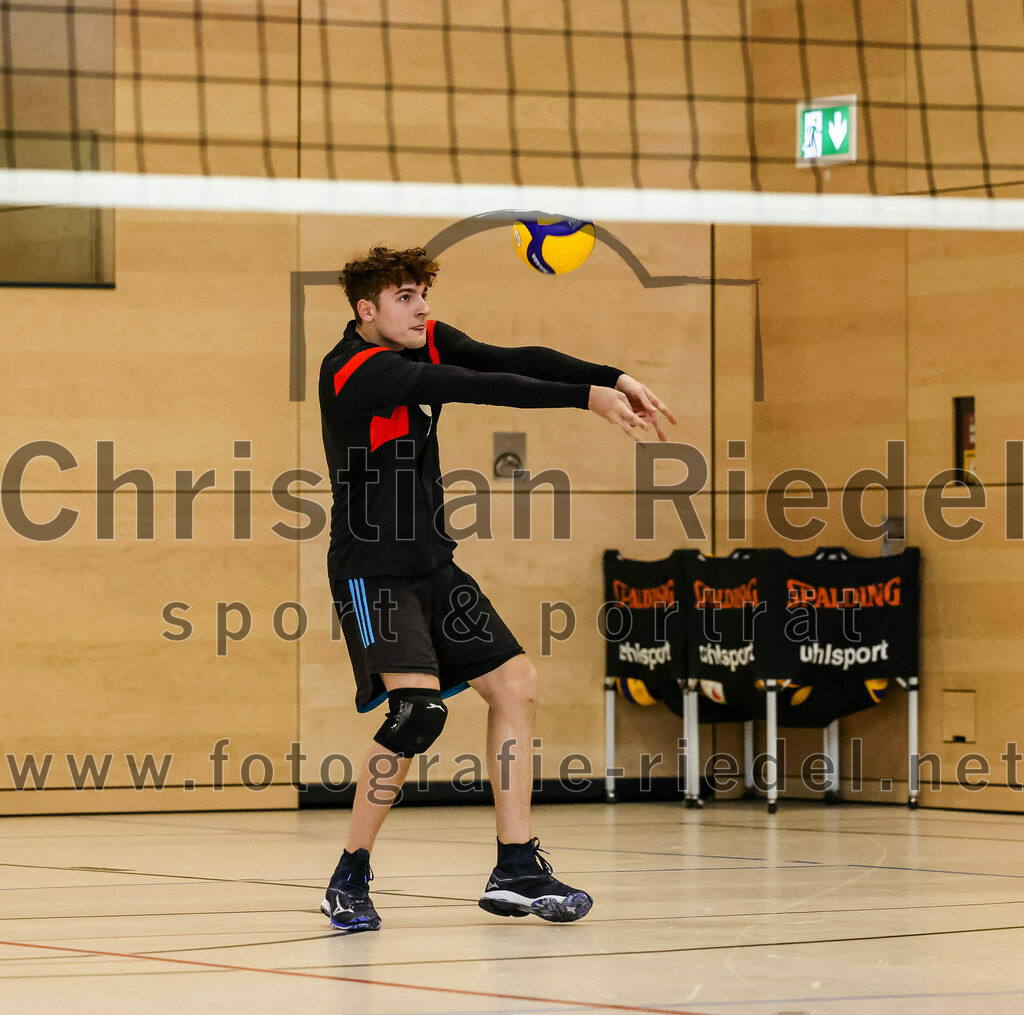 2021-11-27_054_TuS_Oberding_II_gegen_MTV_1881_Ingolstadt_III | Oberding, Deutschland, 27.11.2021:
Volleyball, Kreisliga 2021 / 2022, 5. Spieltag, TuS Oberding II gegen MTV 1881 Ingolstadt III, Endergebnis: 3:2

Hayden Lorenz (TuS Oberding, #9)

Foto: Christian Riedel / fotografie-riedel.net