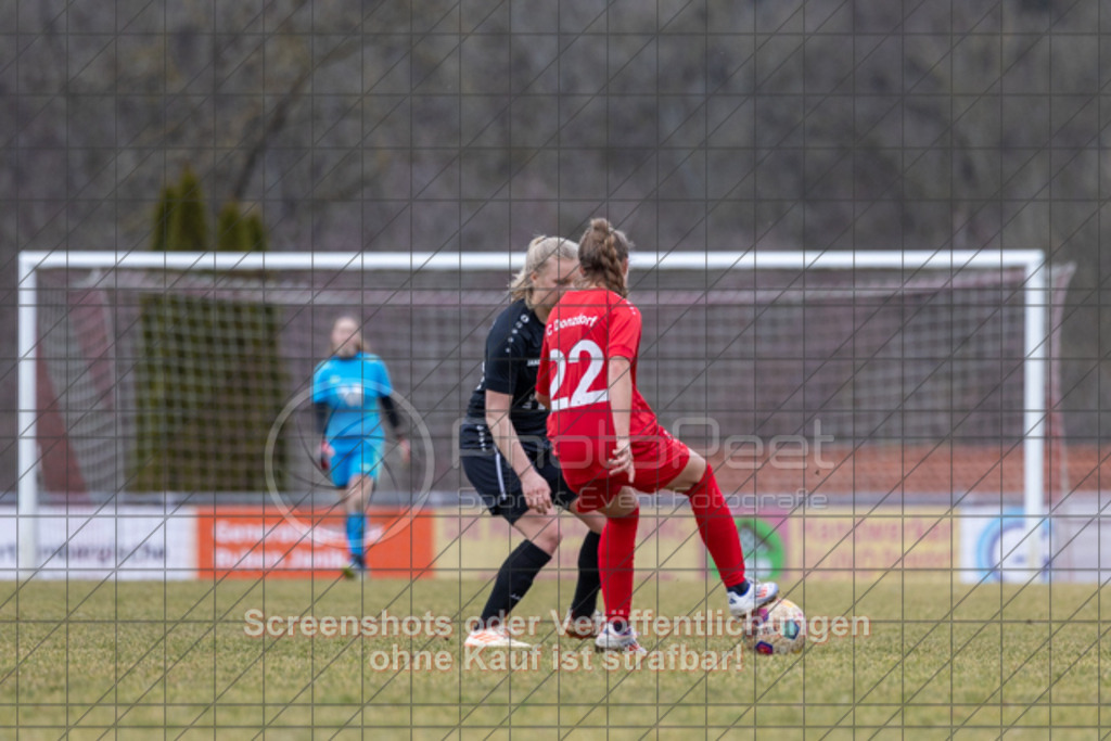 20250223_141757_0602 | #,1.FC Donzdorf (rot) vs. TSV Tettnang (schwarz), Fussball, Frauen-WFV-Pokal Achtelfinale, Saison 2024/2025, Rasenplatz Lautertal Stadion, Süßener Straße 16, 73072 Donzdorf, 23.02.2025 - 13:00 Uhr,Foto: PhotoPeet-Sportfotografie/Peter Harich