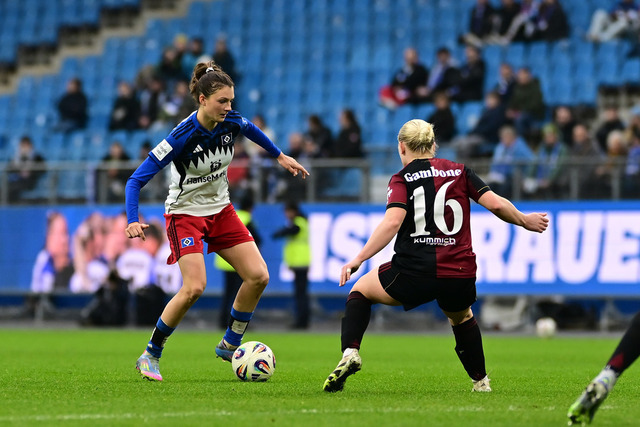 Fußball I Frauen I Saison 2025-2026 I Bundesliga I 10. Spieltag I Hamburger SV - 1. FC Nürnberg I 46870 | Lotta Wrede (32, Hamburger SV) Aleigh Gambone (16, 1. FC Nürnberg) - Realisiert mit Pictrs.com