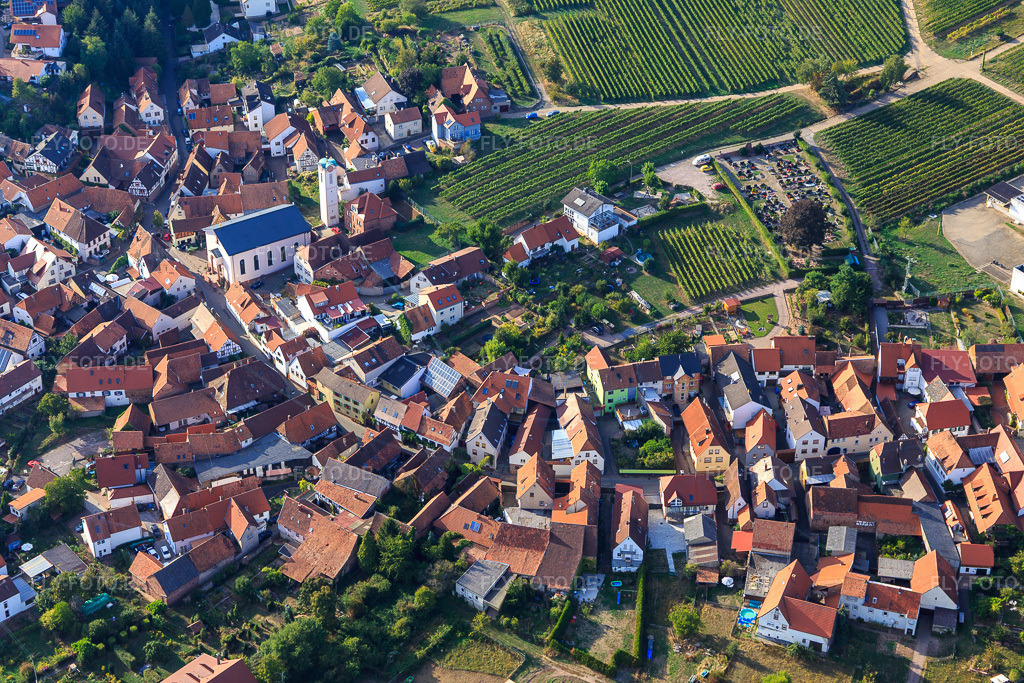 Luftbild: St. Ludwig Kirche in Eschbach im Bundesland Rheinland-Pfalz in Deutschland. Foto: IMG_111744.jpg vom 16.09.2018 durch Werner Riehm/FLY-FOTO.de