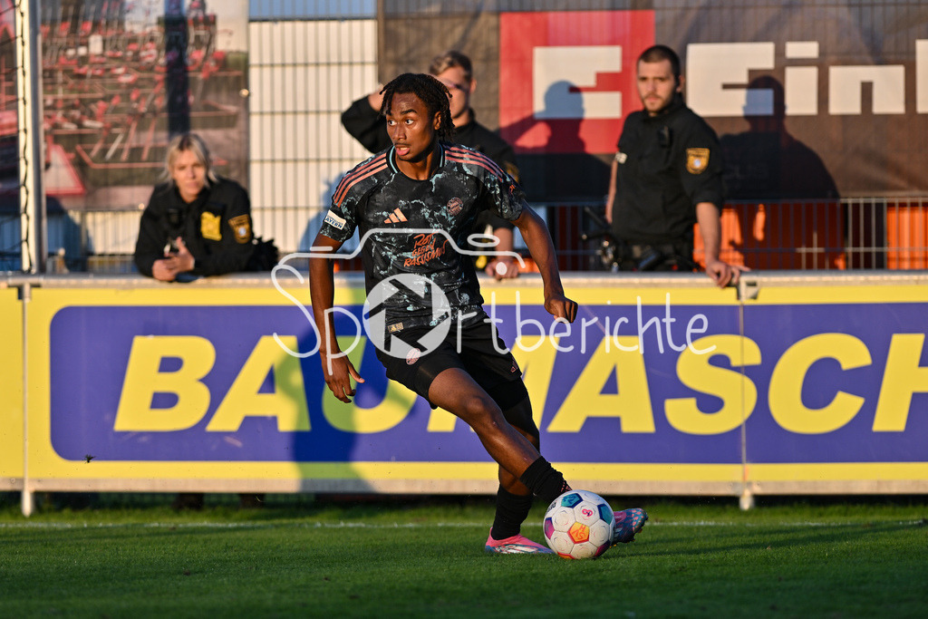 SpVgg Hankofen-Hailing - FC Bayern Amateure | am Ball Jonah KUSI-ASARE (FCB #20) / Freisteller / Einzelfoto