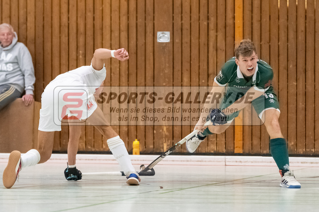 SFE_20240113_0004 | Mülheim, Deutschland, 13.01.2024: Henrik Mertgens (Uhlenhorst Mülheim) in Aktion waehrend des Spiels der Halle 1. Bundesliga Herren zwischen Uhlenhorst Mülheim vs Rot-Weiss Köln im Sporthalle Lehnerstr. (HTCU) am 13.01.2024 in Mülheim, Deutschland. (Foto von Stephan Fehrmann)

Mülheim, Germany, 13.01.2024: Henrik Mertgens (Uhlenhorst Mülheim) in action during the game of Halle 1. Bundesliga Herren between Uhlenhorst Mülheim vs Rot-Weiss Köln in Sporthalle Lehnerstr. (HTCU) at 13.01.2024 in Mülheim, Deutschland. (Foto von Stephan Fehrmann)