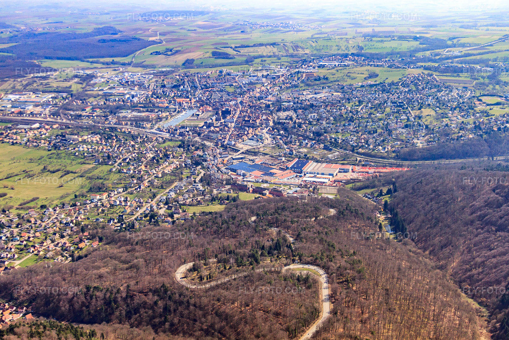 Aerial view: View of the town from the northeast in Saverne in the state Bas-Rhin, France. – Photo: IMG_38534.jpg taken on 03/20/2011 by Werner Riehm/FLY-FOTO.com – Resolution of the original: 4752 x 3168 px